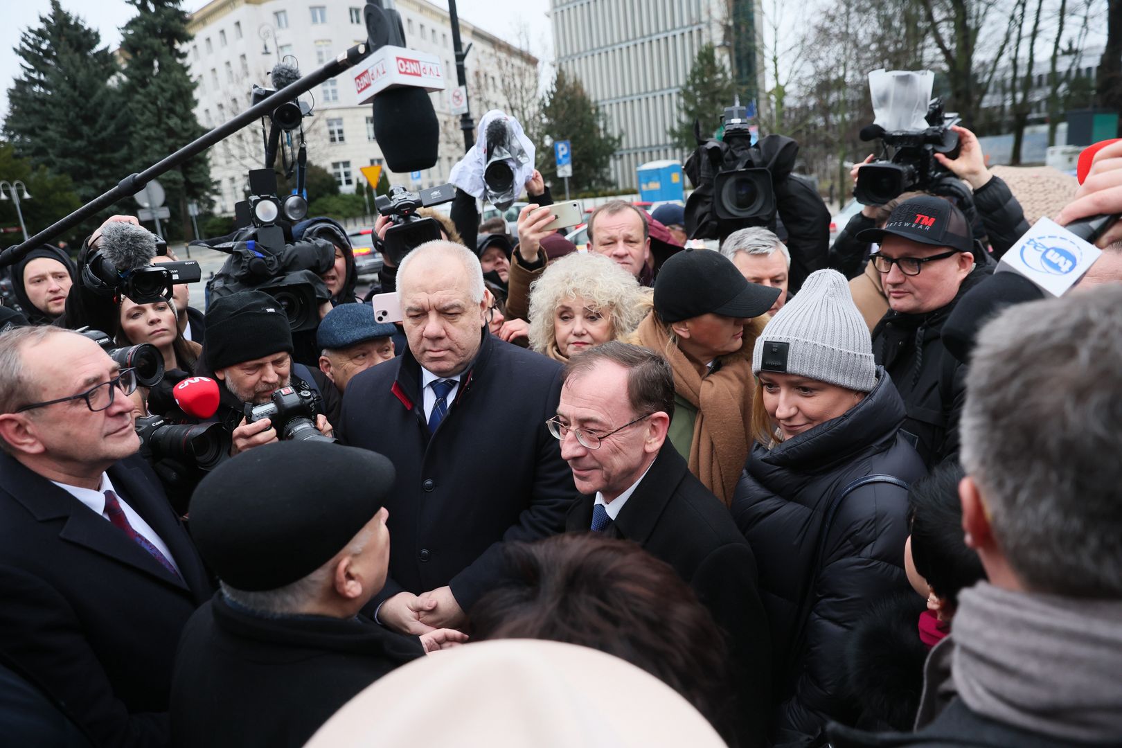 Warszawa, 07.02.2024. Polityk PiS Mariusz Kamiński (C) i posłowie PiS przed Sejmem w Warszawie, 7 bm. Mariusz Kamiński i Maciej Wąsik zapowiedzieli swój udział w posiedzeniu izby. (sko) PAP/Leszek Szymański