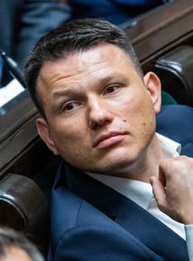 Czy Polki i Polacy powinni mieć łatwiejszy dostęp do broni? Mentzen jest na tak