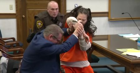 Atak oskarżonej o brutalne zabójstwo. Rzuciła się w sądzie na obrońcę