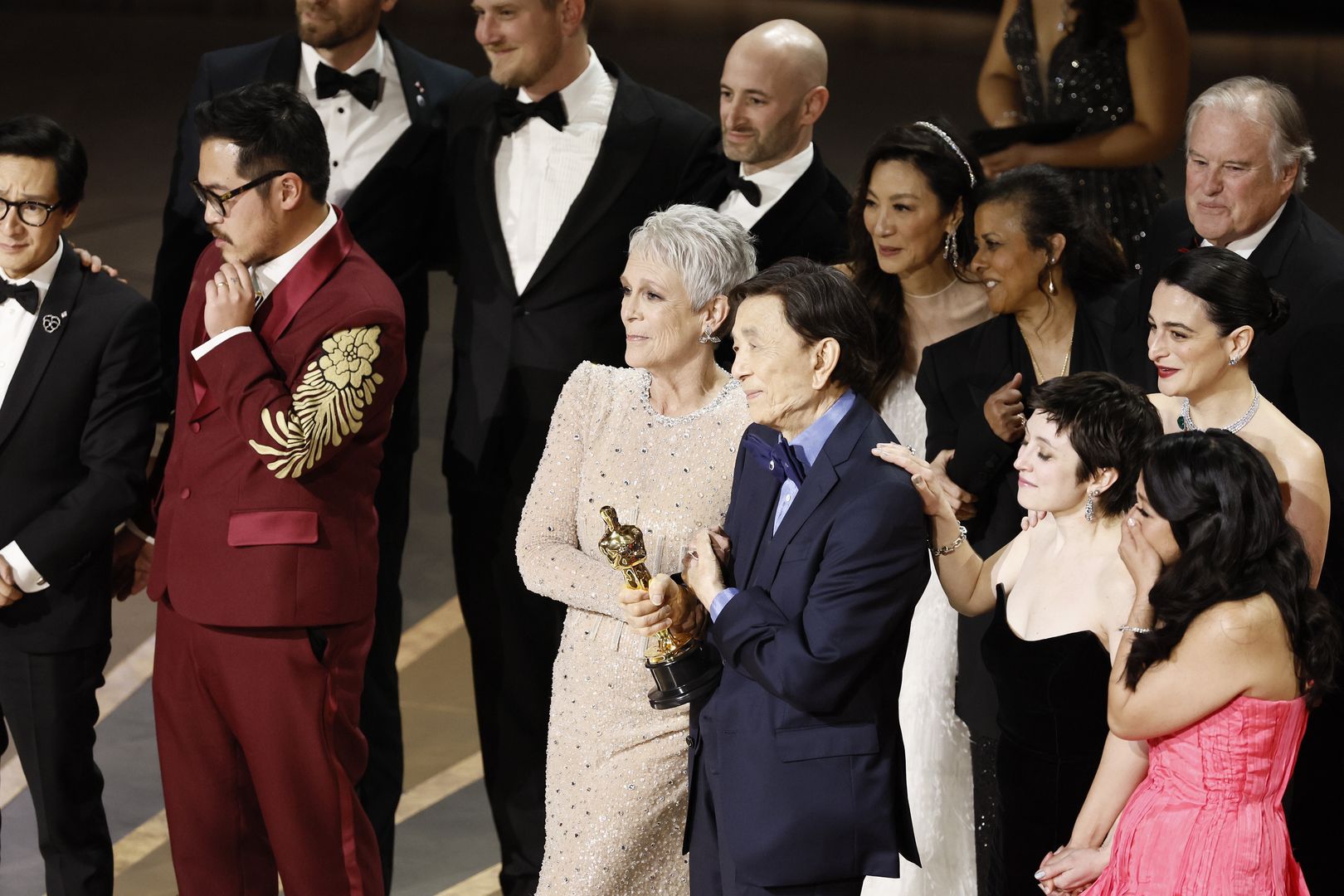 Ceremony - 95th Academy Awardsepa10519127 The cast and crew celebrate after winning the Oscar for Best Picture for 'Everything Everywhere All at Once' during the 95th annual Academy Awards ceremony at the Dolby Theatre in Hollywood, Los Angeles, California, USA, 12 March 2023. The Oscars are presented for outstanding individual or collective efforts in filmmaking in 24 categories.  EPA/ETIENNE LAURENT Dostawca: PAP/EPA.ETIENNE LAURENT