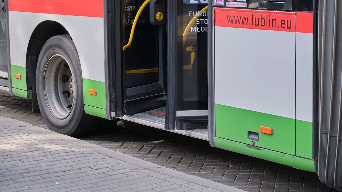 Zamykające się drzwi w autobusie