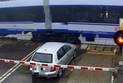 O krok od tragedii na przejeździe kolejowym. Szokujące nagrania z monitoringu z Prostyni