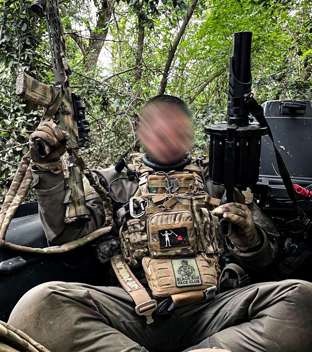 Ukraiński żołnierz z karabinkiem systemu AR-15 i polskim granatnikiem rewolwerowym RGP-40. 