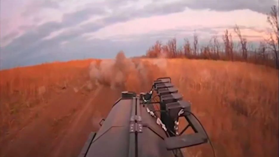 Robot Maul EVAC podczas jazdy po rannego żołnierza. 