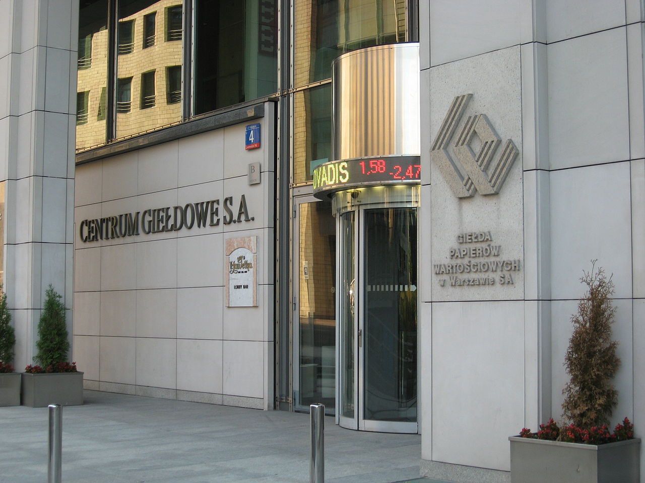 Na rynku akcji niewielkie spadki. W centrum zainteresowania spółka XTB
