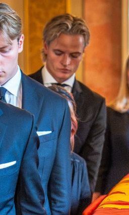 Skazany za gwałt syn Mette-Marit na pogrzebie króla Haralda V
