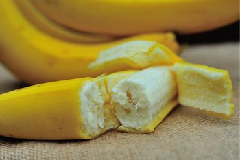 Czy można jeść banana ze skórką? Dla wielu to nie do pomyślenia