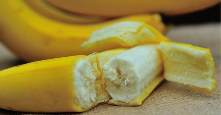 Czy można jeść banana ze skórką? Dla wielu to nie do pomyślenia