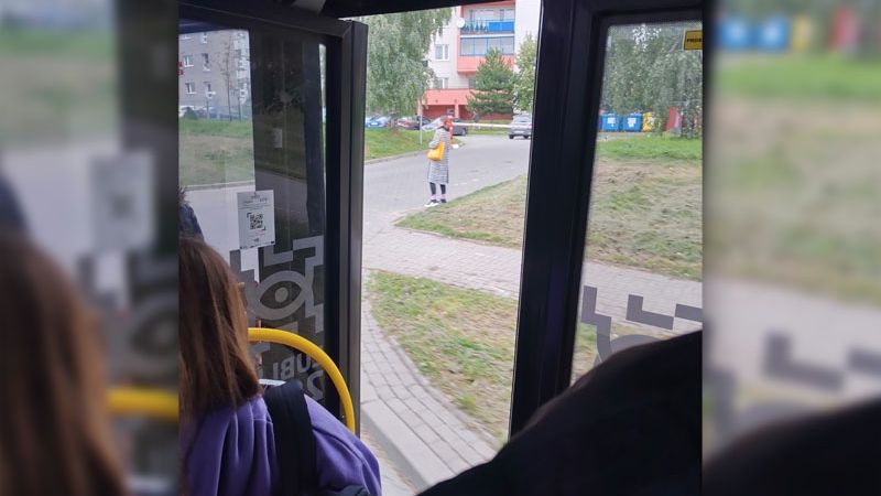 Autobus zapełniony pasażerami jechał z otwartymi drzwiami