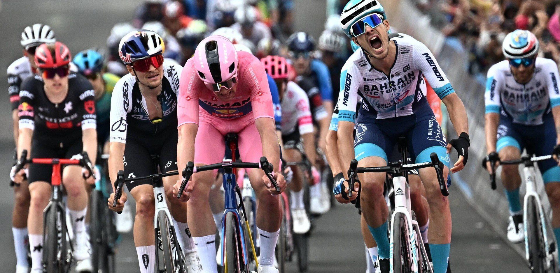 Duńczyk Mads Pedersen po raz trzeci wygrał etap na tegorocznym wyścigu kolarskim Giro d&#39;Italia