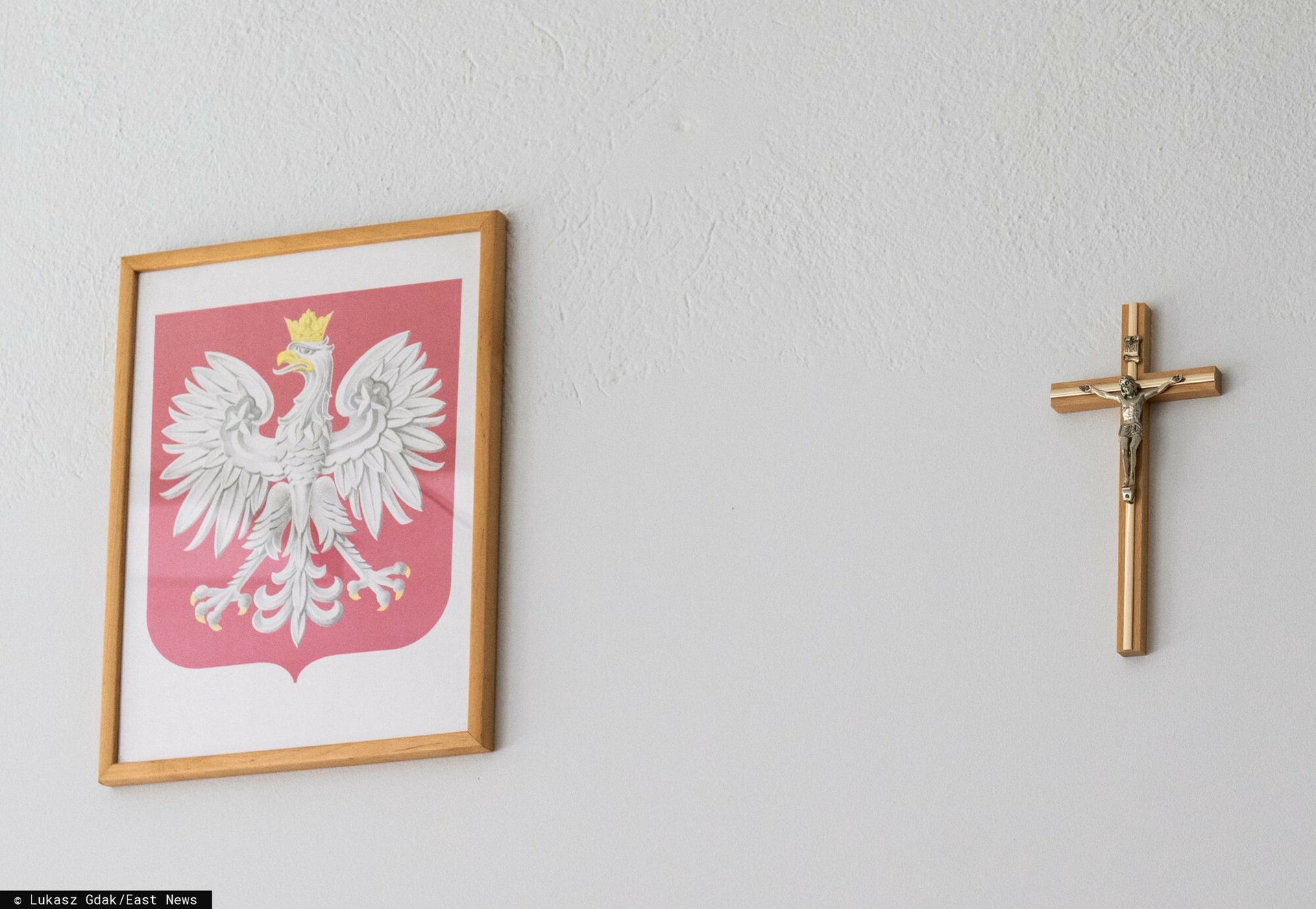 wiadomości,aktualności,WP Wiadomości Nauczycielka wrzuciła krzyż do kosza. Jest reakcja wójta