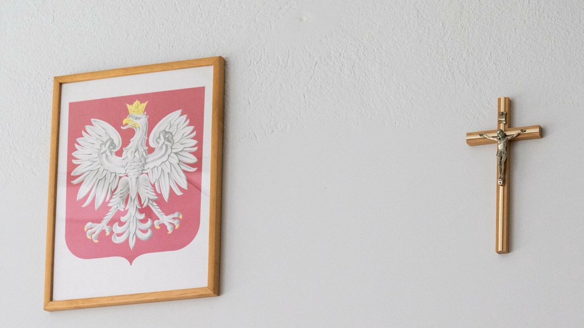 Nauczycielka miała wrzucić krzyż ze szkolnej sali do kosza na śm