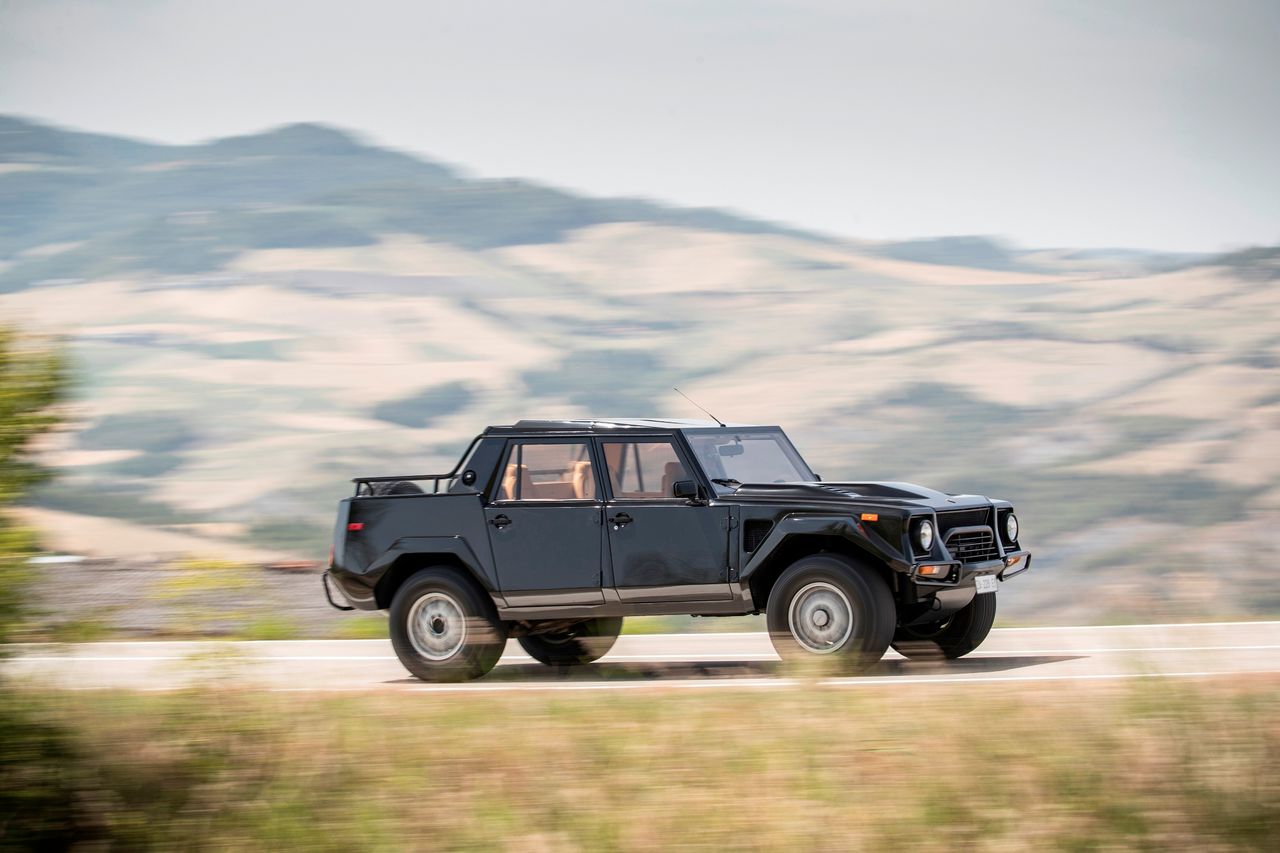 Auto w takiej postaci jak na zdjęciach - wersja LM002 - pokazano dopiero w 1986 roku, jako pojazd dla prywatnych odbiorców. Ma bardzo bogate jak na ówczesne lata wyposażenie i kosztował ok. 100 tys. dol. Jak na ironię, głównymi odbiorcami nie byli ani Amerykanie, ani też Europejczycy, ale bogaci szejkowie arabscy. Nawet armia Arabii Saudyjskiej zamówiła 40 egzemplarzy.