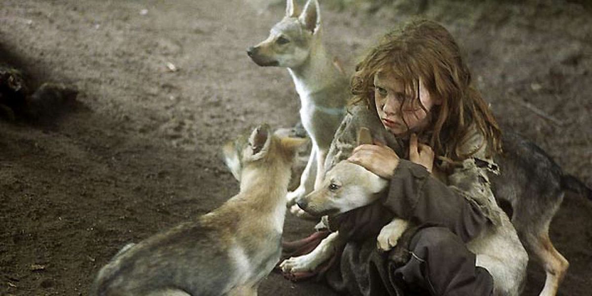 Kadr z filmu "Przeżyć z wilkami" (2007), który nakręcono na motywach rzekomych wspomnień oszustki