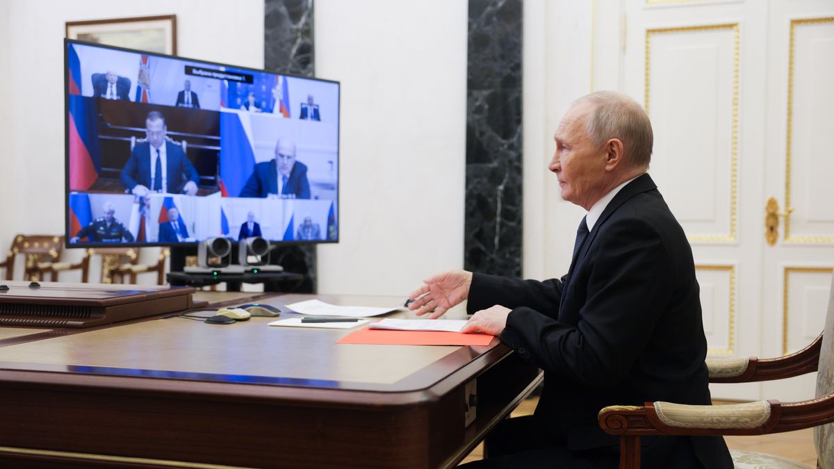 Russian President Vladimir Putin chairs a meeting with members of the Russian Security Council via videoconference at the Kremlin in Moscow, Russia, 14 November 2025. EPA/GAVRIIL GRIGOROV/SPUTNIK/KREMLIN POOL MANDATORY CREDIT Dostawca: PAP/EPA.