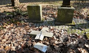 "Czysty wandalizm". Ktoś zniszczył nagrobki w szczecińskim lapidarium
