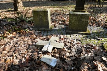 "Czysty wandalizm". Ktoś zniszczył nagrobki w szczecińskim lapidarium