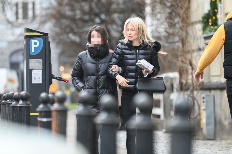 Magdalena Ogórek z córką na mieście