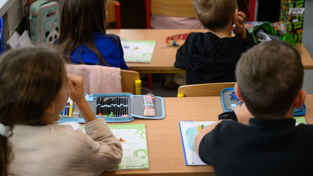 Gniezno, 08.09.2025. Miejsce briefingu minister klimatu i środowiska Pauliny Hennig-Kloski w Szkole Podstawowej nr 7 w Gnieźnie, 8 bm. Podczas spotkania przekazano materiały dydaktyczne dla uczniów. (ad) PAP/Jakub Kaczmarczyk