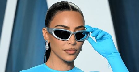 Kim Kardashian przyciąga wzrok w krzykliwej sukience Balenciagi i kosmicznych okularach na "Vanity Fair" Oscar Party (ZDJĘCIA)