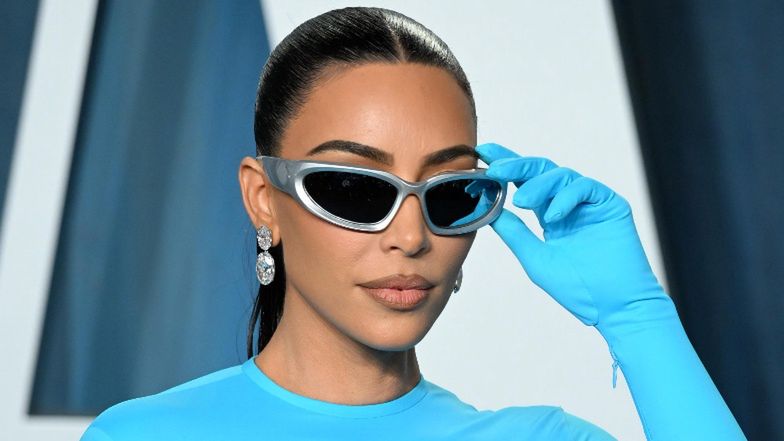 Kim Kardashian przyciąga wzrok w krzykliwej sukience Balenciagi i kosmicznych okularach na "Vanity Fair" Oscar Party (ZDJĘCIA)