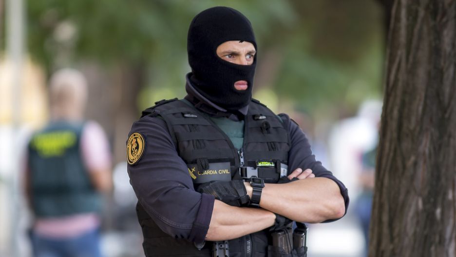 Hiszpania. Widoczne tatuaże nie dla żandarmów. Mają rok na ich usunięcie