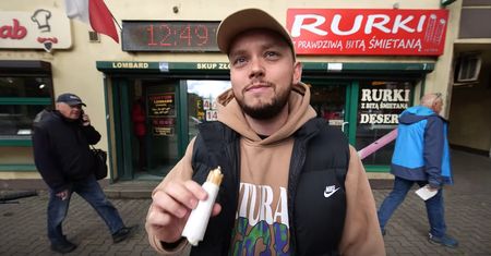 Ruszył do cukierni, aby pomóc właścicielowi. Słodkościami podzielili się z potrzebującymi