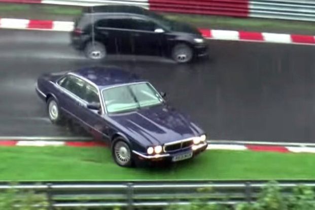 Kraksy w deszczu na Nürburgring Nordschleife