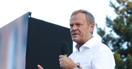 "Politico": Jak wygrać wybory w Polsce? "Proniemiecki Tusk sprzeda naród"