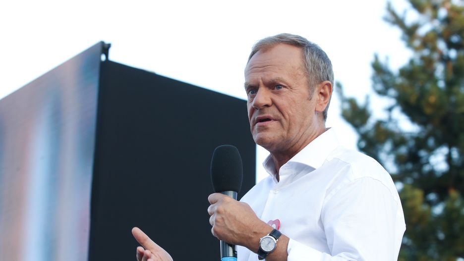 Opole, 11.09.2023. Kampania wyborcza do parlamentu 2023. Lider Platformy Obywatelskiej Donald Tusk podczas spotkania z sympatykami ugrupowania na pl. Teatralnym w Opolu, 11 bm. (amb) PAP/Krzysztof Świderski
