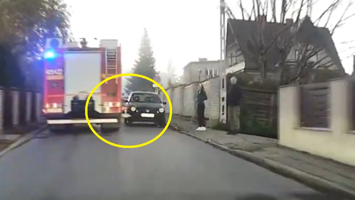 Wóz strażacki zahaczył podestem o stojące na jezdni auto 