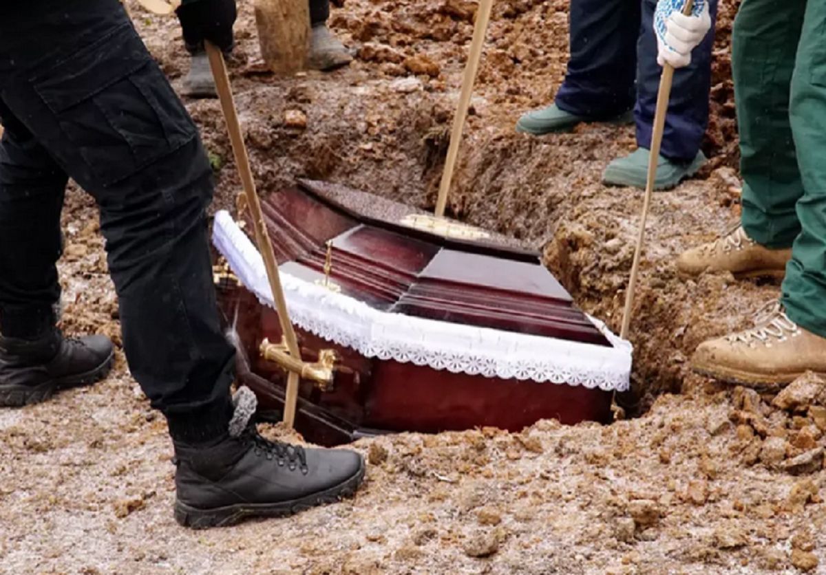 Blisko 9 tys. zł brutto. Oferują pracę przy pogrzebach