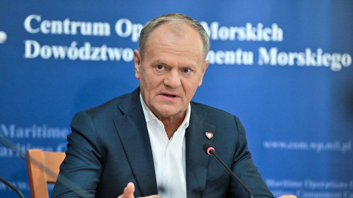 Gdynia, 22.05.2025. Premier Donald Tusk uczestniczy w odprawie w Centrum Operacji Morskich w Gdyni, 22 bm. Odprawę zwołano po tym, gdy statek z rosyjskiej "floty cieni" wykonywał na Bałtyku podejrzane manewry w pobliżu kabla energetycznego PSE. (mr) PAP/Andrzej Jackowski