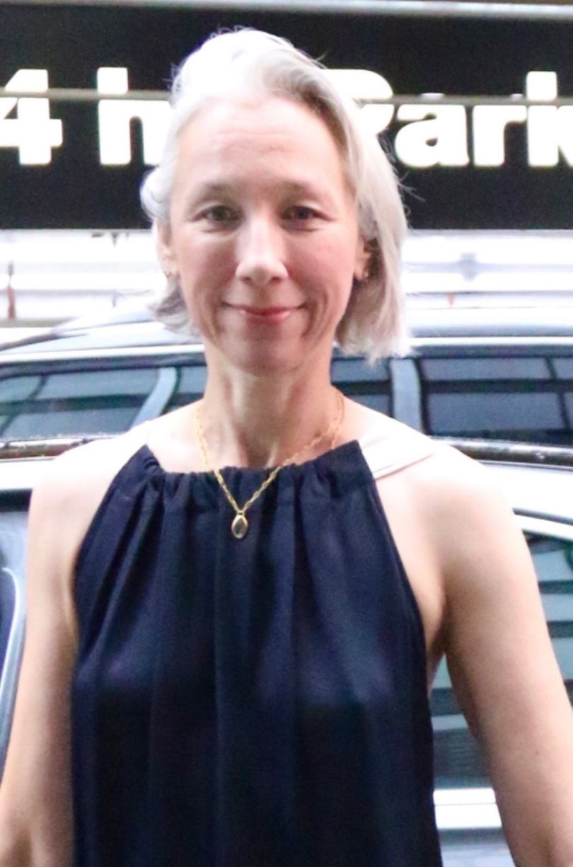 Keanu Reeves i Alexandra Grant maszerują na Broadway, trzymając się za ręce