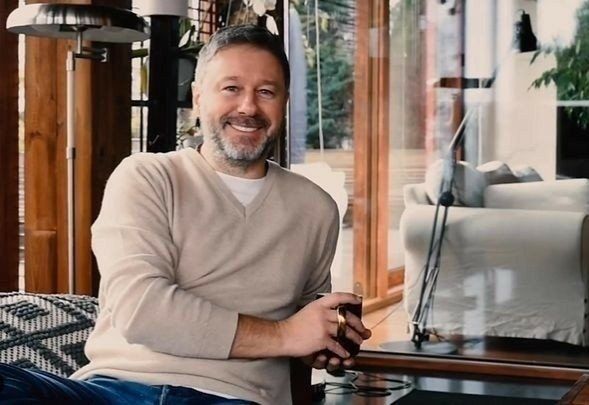 Andrzej Piaseczny chętnie pokazuje swoim obserwatorom, jak wygląda jego codzienność w otoczeniu natury. Wnętrza domu artysty zachwycają surowymi barwami i starannie dobranymi, wyróżniającymi się elementami dekoracyjnymi.
