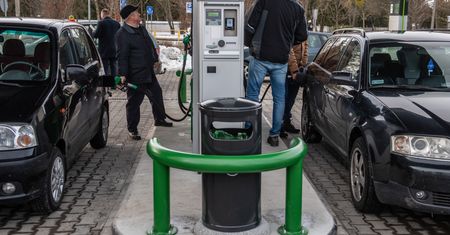 Kontrola na stacjach paliw? Posłanka chce sprawdzać prawa jazdy