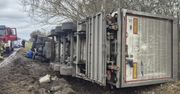 Na drodze leży ciężarówka, doszło do wycieku paliwa. Utrudnienia w ruchu na krajowej 82