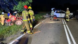 Auto uderzyło w wóz ze zbożem! Traktor w rowie, kobieta ciężko ranna