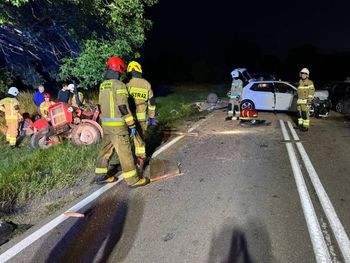 Auto uderzyło w wóz ze zbożem! Traktor w rowie, kobieta ciężko ranna