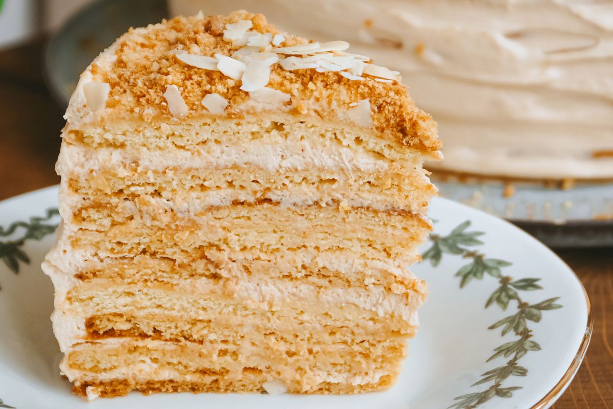 Dodaję miód do kremu, a nie do ciasta. To najszybszy miodownik na świecie