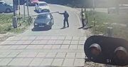 Kraków: Kobieta stanęła na przejeździe ze szlabanem na dachu. O krok od tragedii