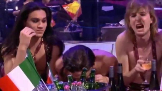 Damiano David z Maneskin jest posądzany przez internautów o wciąganie kokainy podczas finału Eurowizji 