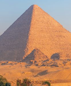 Piramida Cheopsa w Gizie. Na jej szczycie umieszczono tajemniczy obiekt