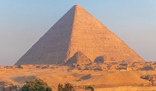 Piramida Cheopsa w Gizie. Na jej szczycie umieszczono tajemniczy obiekt