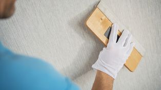 Koniec z pęcherzami i krzywymi pasami. Jak samodzielnie wytapetować pokój?