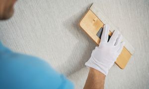 Koniec z pęcherzami i krzywymi pasami. Jak samodzielnie wytapetować pokój?