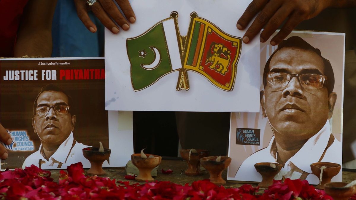 W kraju pojawiły się grupy protestujących opłakujące zamordowanego dyrektora