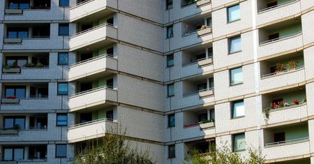 4-latek stał na parapecie. Uratował go 11-latek