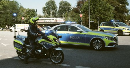Dramatyczny wypadek w Niemczech. SUV wbił się w dach stodoły