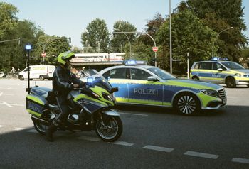 Dramatyczny wypadek w Niemczech. SUV wbił się w dach stodoły